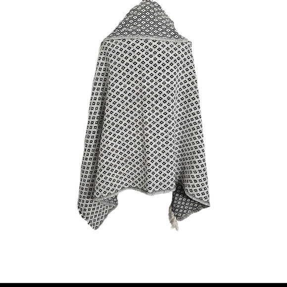 White and Black Geometric Southwest Fringed Bohemian Wrap Scarf  54 in x 44 in - Picture 4 of 12